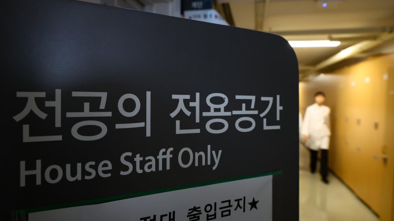 [서울=뉴시스] 황준선 기자 = 사직한 전공의를 대상으로 한 추가 모집이 시작된 10일 서울 시내 한 대학병원 전공의 공간에서 의료진이 이동하고 있다. 해당 사진은 기사 내용과 직접적인 관계 없음. 2025.02.10. hwang@newsis.com
