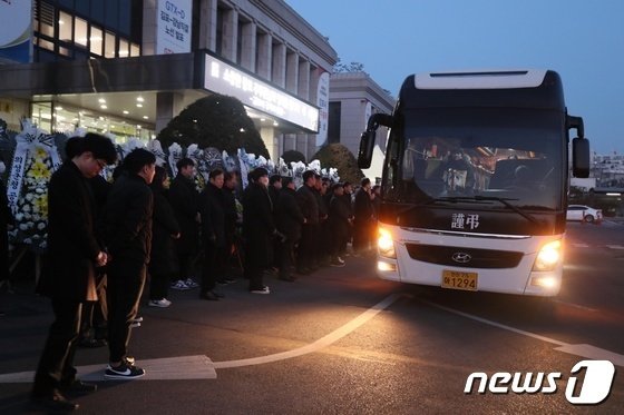 항의성 민원에 시달리다가 스스로 세상을 떠난 김포시 공무원 노제/뉴스1