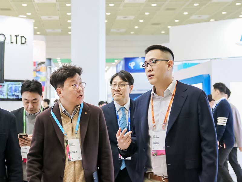 김동선 한화세미텍 미래비전총괄 부사장이 세미콘 코리아 2025 부스 곳곳을 돌며 기술 현황을 살피는 모습(한화세미텍 제공)