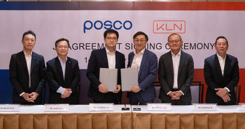 POSCO TCS 박민기 부장, POSCO Thainox 김학일 실장, 포스코플로우 하종범 실장, KLN 엘리스 쳉 재무이사, 스파위라치분차 상무이사, 벤자따온시리쿨 상무이사(왼쪽부터)가 JVA 합작투자계약서 서명식에서 기념촬영을 하고 있다. 포스코플로우제공