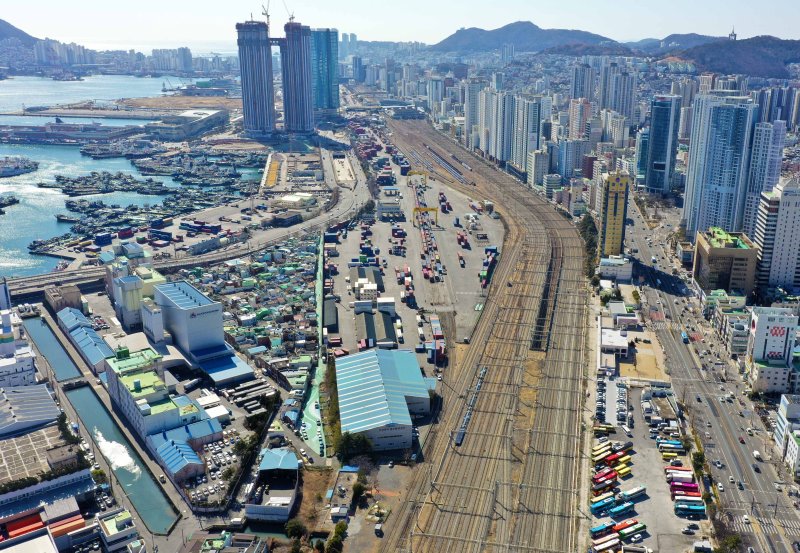 [부산=뉴시스] 하경민 기자 = 정부가 경부선 부산진역~부산역 등 3개 구간에 대해 올해 상반기 중 철도 지하화를 우선 추진하기로 19일 발표했다.부산진역~부산역 구간 경부선 선로는 인공 지반으로 덮는 사업을 추진한다. 사업지는 약 37만㎡, 사업비 1조4000억원 규모다. 사진은 부산역(위)과 옛 부산진역(아래)을 잇는 선로의 모습. 2025.02.19. yulnetphoto@newsis.com