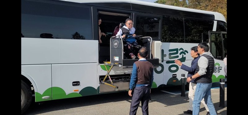 휠체어 탑승 가능 버스(강릉관광개발공사 제공)