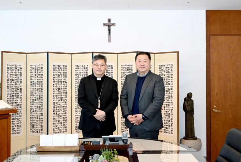 19일 천주교 서울대교구를 방문한 김경일 파주시장(오른쪽)이 정순택 대주교와 면담을 갖고 오는 2027년 서울 세계청년대회 폐막 미사를 임진각에서 열 수 있도록 해 줄 것을 요청했다. (파주시 제공, 재판매 및 DB금지)