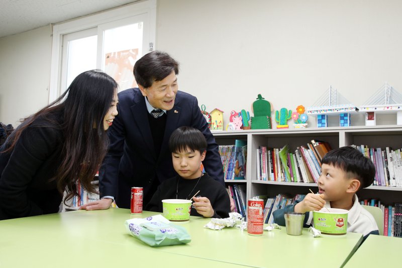 [밀양=뉴시스] 안병구 시장이 지역 아동센터를 방문해 아이들과 이야기를 나누고 있다. (사진=밀양시 제공) 2025.02.19. photo@newsis.com *재판매 및 DB 금지