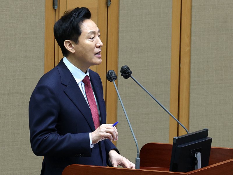 [서울=뉴시스] 이영환 기자 = 오세훈 서울시장이 지난 19일 오전 서울 중구 서울특별시의회에서 열린 제328회 임시회 제2차 본회의에 참석해 홍국표 의원의 서울시정에 관한 질문에 답하고 있다. 2025.02.19. 20hwan@newsis.com