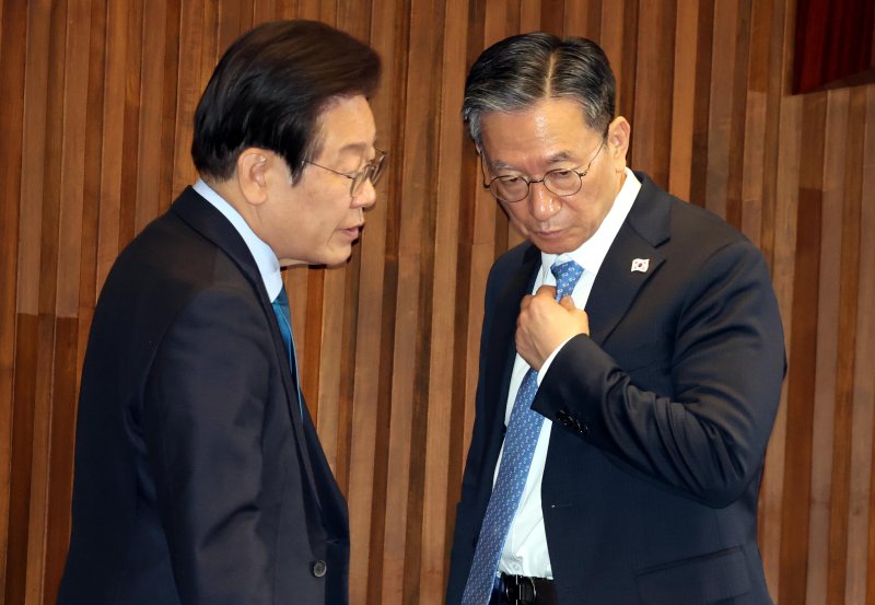 [서울=뉴시스] 조성봉 기자 = 이재명 더불어민주당 대표와 정성호 의원이 10일 오후 서울 여의도 국회에서 열린 제418회국회(정기회) 제18차 본회의에서 대화를 하고 있다. 2024.12.10. suncho21@newsis.com
