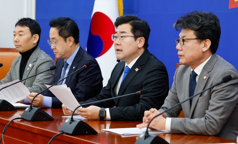 박찬대 더불어민주당 원내대표가 20일 오전 서울 여의도 국회에서 열린 정책조정회의에 참석해 모두 발언하고 있다. 2025.2.20/뉴스1 ⓒ News1 안은나 기자