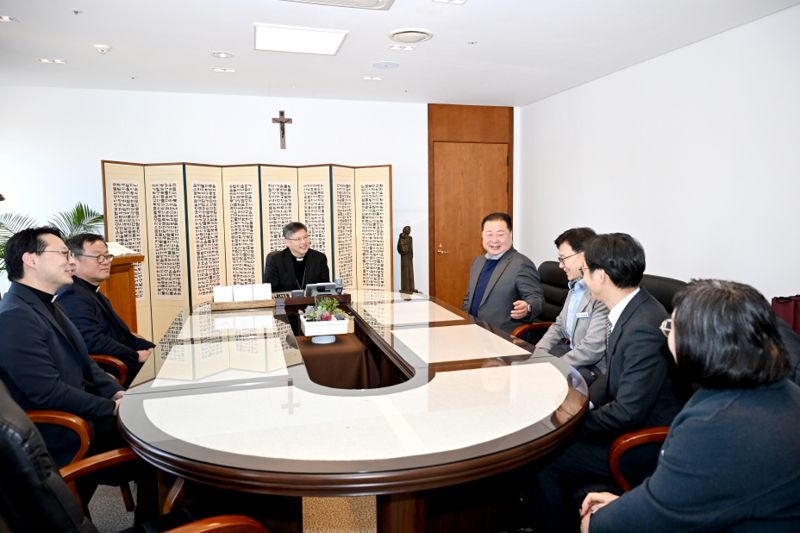 김경일 파주시장이 정순택 천주교 서울대교구를 만나 임진각에서의 2027 서울 세계청년대회 폐막 미사 유치를 적극 건의하고 있다. 파주시 제공