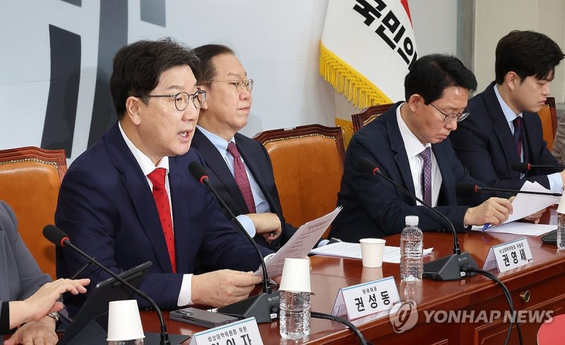 비대위 회의서 발언하는 권성동 원내대표 (출처=연합뉴스)