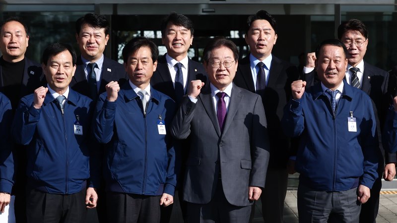 이재명 더불어민주당 대표가 20일 오전 충남 아산시 현대자동차 아산공장을 방문, 이동석 사장 등 임직원들과 기념촬영을 하고 있다. 2025.2.20/뉴스1 ⓒ News1 김민지 기자