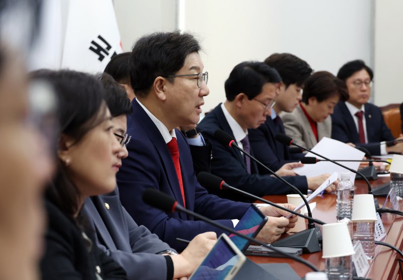 [서울=뉴시스] 고승민 기자 = 권성동 국민의힘 원내대표가 20일 서울 여의도 국회에서 열린 비상대책위원회의에서 발언하고 있다. 2025.02.20. kkssmm99@newsis.com