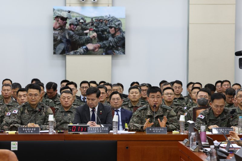 박안수 전 육군참모총장이 1월 14일 오후 서울 여의도 국회에서 열린 윤석열 정부의 비상계엄 선포를 통한 내란 혐의 진상규명 국정조사특별위원회에 출석해 의원 질의에 답하고있다. 2025.1.14/뉴스1 ⓒ News1 이광호 기자