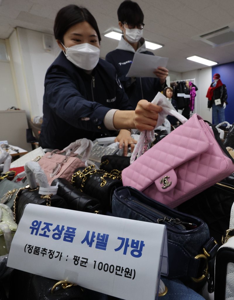 [서울=뉴시스] 김금보 기자 = 서울시 민생사법경찰국 경제수사과 직원들이 20일 오전 서울 중구 서울시청 남산 별관 민생사법경찰국에서 위조 명품 압수품을 정리하고 있다. 서울시청 민생사법경찰국은 명동 메인로드에서 6여년간 짝퉁 비밀매장을 운영한 일당 2명을 적발하고 정품가 38억원의 위조 명품을 압수했다. 2025.02.20. kgb@newsis.com