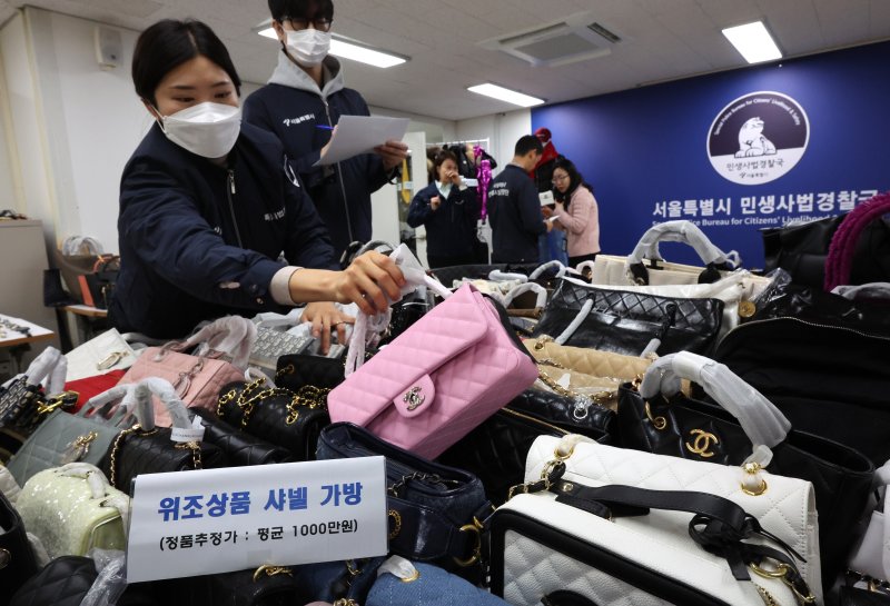 [서울=뉴시스] 김금보 기자 = 서울시 민생사법경찰국 경제수사과 직원들이 20일 오전 서울 중구 서울시청 남산 별관 민생사법경찰국에서 위조 명품 압수품을 정리하고 있다. 서울시청 민생사법경찰국은 명동 메인로드에서 6여년간 짝퉁 비밀매장을 운영한 일당 2명을 적발하고 정품가 38억원의 위조 명품을 압수했다. 2025.02.20. kgb@newsis.com