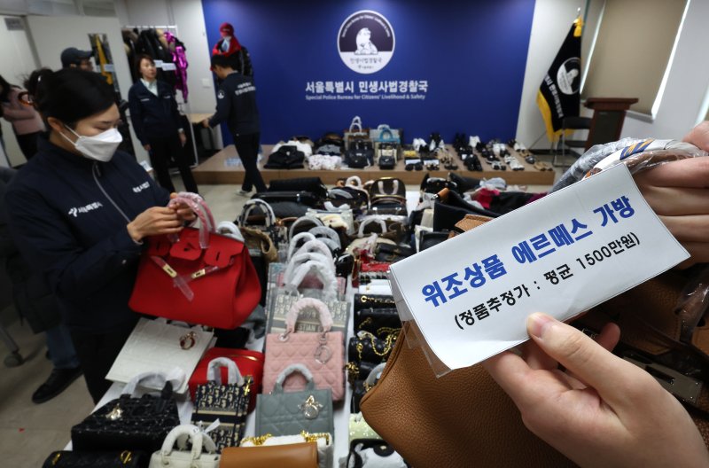 [서울=뉴시스] 김금보 기자 = 서울시 민생사법경찰국 경제수사과 직원들이 20일 오전 서울 중구 서울시청 남산 별관 민생사법경찰국에서 위조 명품 압수품을 정리하고 있다. 서울시청 민생사법경찰국은 명동 메인로드에서 6여년간 짝퉁 비밀매장을 운영한 일당 2명을 적발하고 정품가 38억원의 위조 명품을 압수했다. 2025.02.20. kgb@newsis.com