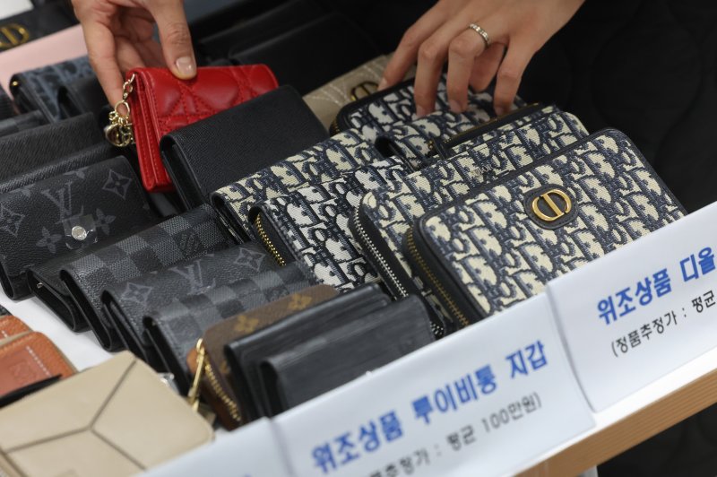 [서울=뉴시스] 김금보 기자 = 서울시 민생사법경찰국 경제수사과 직원들이 20일 오전 서울 중구 서울시청 남산 별관 민생사법경찰국에서 위조 명품 압수품을 정리하고 있다. 서울시청 민생사법경찰국은 명동 메인로드에서 6여년간 짝퉁 비밀매장을 운영한 일당 2명을 적발하고 정품가 38억원의 위조 명품을 압수했다. 2025.02.20. kgb@newsis.com