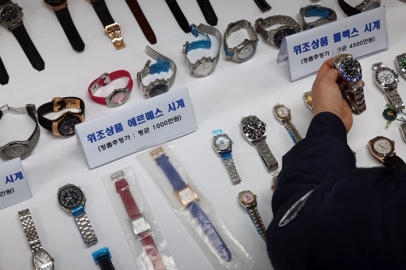 [서울=뉴시스] 김금보 기자 = 서울시 민생사법경찰국 경제수사과 직원들이 20일 오전 서울 중구 서울시청 남산 별관 민생사법경찰국에서 위조 명품 압수품을 정리하고 있다. 서울시청 민생사법경찰국은 명동 메인로드에서 6여년간 짝퉁 비밀매장을 운영한 일당 2명을 적발하고 정품가 38억원의 위조 명품을 압수했다. 2025.02.20. kgb@newsis.com