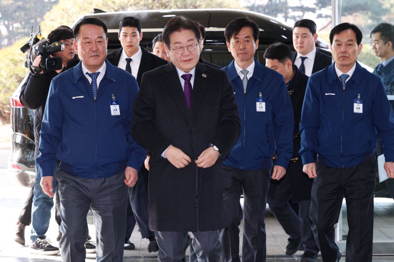 [아산=뉴시스] 권창회 기자 = 이재명 더불어민주당 대표가 20일 오전 충남 아산시 현대자동차 아산공장을 방문해 방명록을 작성하기 위해 이동하고 있다. 2025.02.20. kch0523@newsis.com <저작권자ⓒ 공감언론 뉴시스통신사. 무단전재-재배포 금지.> /사진=뉴시스화상