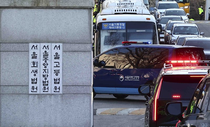 내란 우두머리' 혐의로 재판에 넘겨진 윤석열 대통령의 첫 형사재판이 열리는 20일 오전 윤 대통령 탑승 호송차량 행렬이 서울 서초구 서울중앙지방법원으로 향하고 있다. /사진=뉴시스