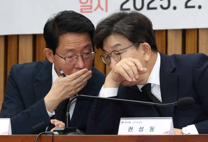 권성동 국민의힘 원내대표와 김상훈 정책위의장이 17일 오후 서울 여의도 국회에서 열린 학교 안전 강화를 위한 당정협의회에서 대화하고 있다. 2025.2.17/뉴스1 ⓒ News1 이광호 기자