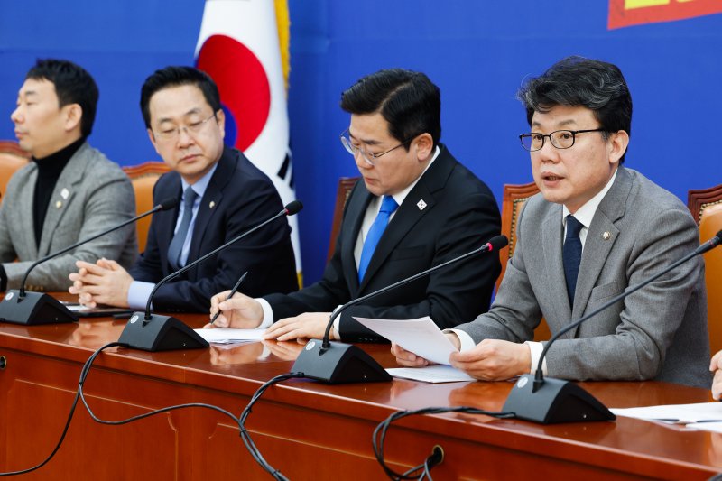 진성준 더불어민주당 정책위의장이 20일 오전 서울 여의도 국회에서 열린 정책조정회의에 참석해 모두 발언하고 있다. 2025.2.20/뉴스1 ⓒ News1 안은나 기자