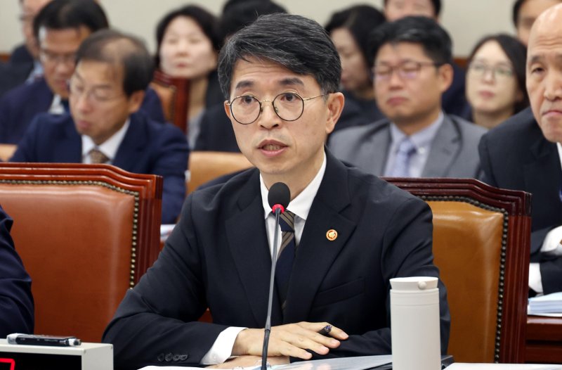 [서울=뉴시스] 조성봉 기자 = 김완섭 환경부 장관. 2024.10.24. suncho21@newsis.com