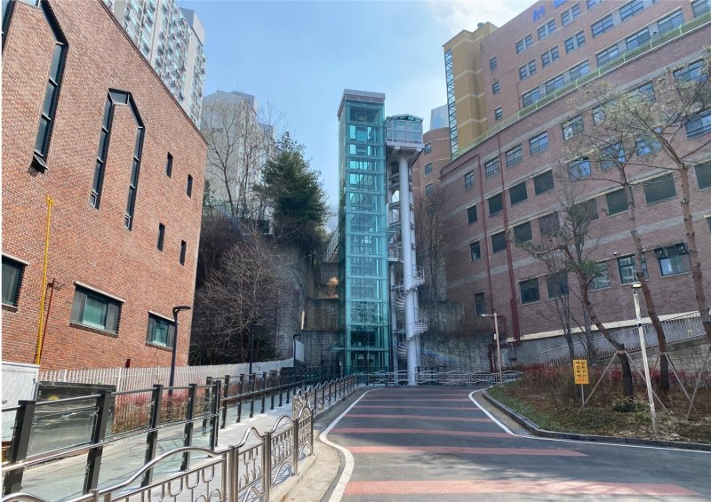 [서울=뉴시스] 금동초교 앞에 설치된 엘리베이터. 2025.02.20 (사진 제공=서울시) photo@newsis.com *재판매 및 DB 금지