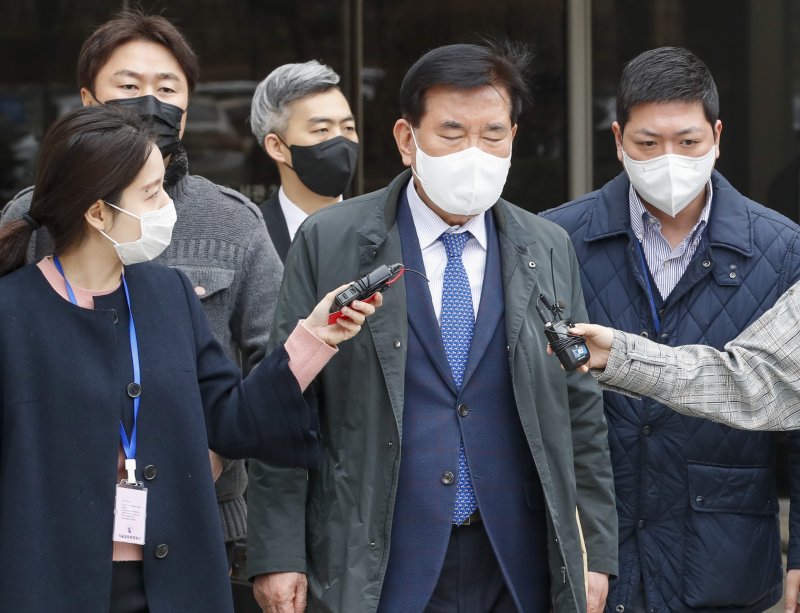 뇌물수수 혐의를 받고 있는 유덕열 전 동대문구청장이 9일 서울 서초구 중앙지법에서 열린 구속 전 피의자 심문(영장실질심사)을 받은 뒤 법원을 나서고 있다. 2023.3.9/뉴스1 ⓒ News1 김도우 기자