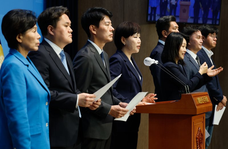 전현희 더불어민주당 당대표 정치테러대책위원장과 위원들이 27일 서울 여의도 국회 소통관에서 이재명 대표 정치테러 사건에 대해 철저한 진실규명을 촉구하며 기자회견을 하고 있다. 2024.5.27/뉴스1 ⓒ News1 안은나 기자