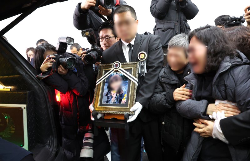 [대전=뉴시스] 강종민 기자 = 14일 오전 대전 서구 건양대병원 장례식장에서 열린 고 김하늘 양의 발인식에서 유가족들이 하늘 양의 이름을 부르며 오열하고 있다. 2025.02.14. ppkjm@newsis.com