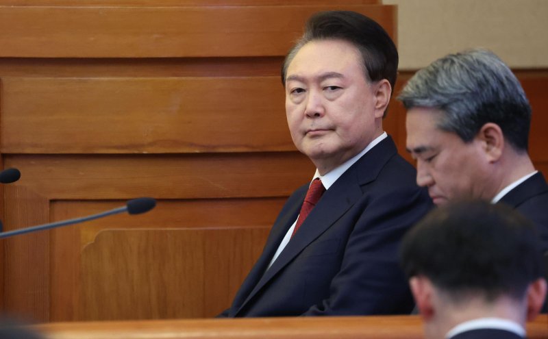 [서울=뉴시스] 사진공동취재단 = 윤석열 대통령이 지난 6일 서울 종로구 헌법재판소 대심판정에서 열린 탄핵 심판 6차 변론에 출석해 있다. 2025.02.06. photo@newsis.com