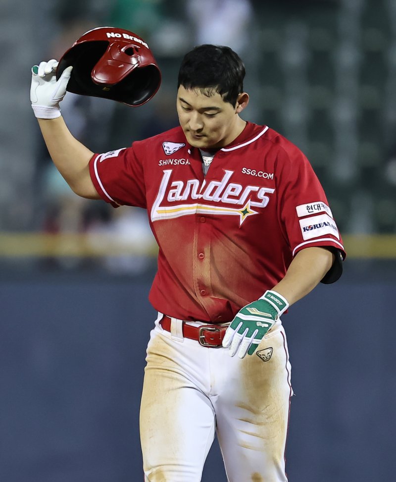 22일 오후 서울 송파구 잠실야구장에서 열린 프로야구 '2024 신한 SOL 뱅크 KBO리그' SSG 랜더스와 두산 베어스의 경기, 6회초 2사 만루상황에서 SSG 한유섬이 중견수 플라이 아웃된 뒤 아쉬워하고 있다. 2024.5.22/뉴스1 ⓒ News1 김도우 기자