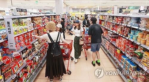대형마트에서 장을 보는 시민들 (출처=연합뉴스)