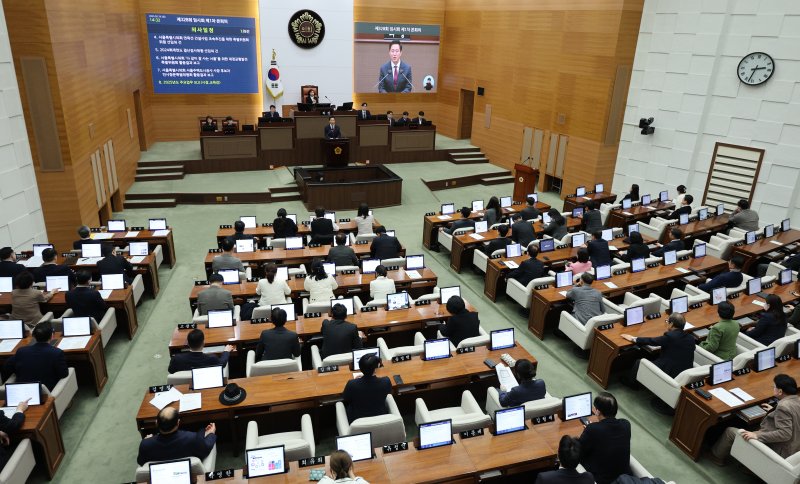 오세훈 서울시장이 18일 오후 서울 중구 서울시의회에서 열린 제328회 임시회 제1차 본회의에서 업무보고를 하고 있다. 2025.2.18/뉴스1 ⓒ News1 신웅수 기자