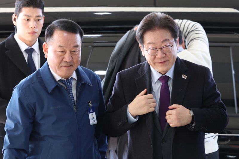 [아산=뉴시스] 권창회 기자 = 이재명 더불어민주당 대표가 20일 오전 충남 아산시 현대자동차 아산공장을 방문해 이동석 현대자동차 사장과 이동하고 있다. 2025.02.20. kch0523@newsis.com