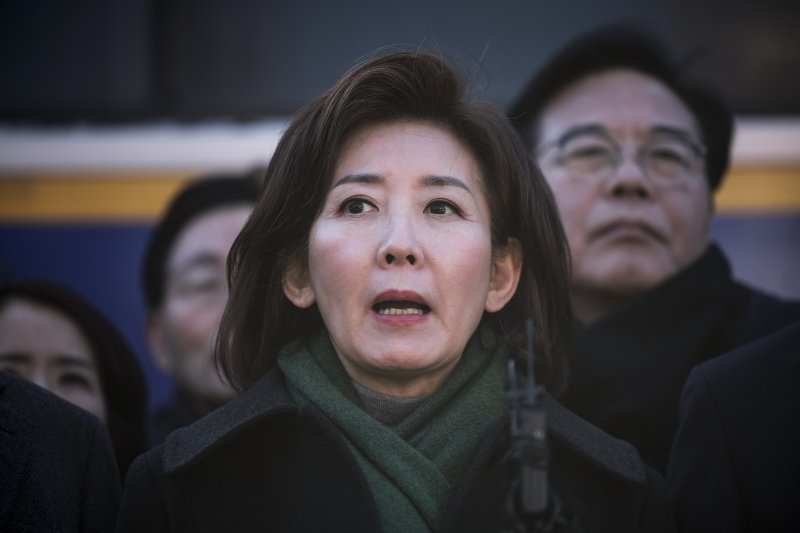 [서울=뉴시스] 정병혁 기자 = 나경원 국민의힘 의원이 17일 서울 종로구 헌법재판소에서 윤석열 대통령 최소한 방어권 보장 촉구 및 불공정성 규탄과 관련해 헌법재판소 사무처장과 면담을 마친 뒤 취재진 앞에 입장을 밝히고 있다. 2025.02.17. jhope@newsis.com