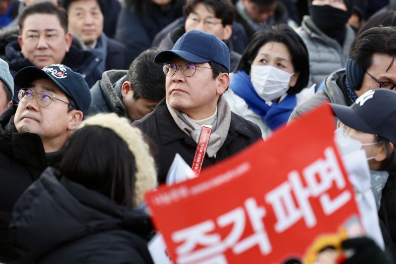[서울=뉴시스] 김명년 기자 = 이재명 더불어민주당 대표가 28일 오후 서울 종로구 광화문 동십자각 일대에서 열린 ‘윤석열 즉각 퇴진! 사회대개혁! 4차 범시민 대행진’ 집회에 박찬대 원내대표와 김민석 최고위원 등과 함께 참석해 있다. 2024.12.28. kmn@newsis.com