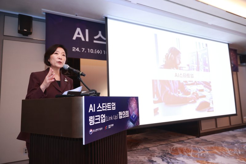 오영주 중소벤처기업부 장관이 서울 강남구 조선팰리스에서 열린 ‘AI 스타트업 링크업(Linkup) 협의회'에서 초격차 AI 스타트업 레벨업(LevelUp) 전략을 발표하고 있다. (중소벤처기업부 제공) 2024.7.10/뉴스1