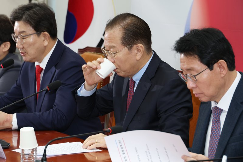권영세 국민의힘 비상대책위원장이 20일 오전 서울 여의도 국회에서 열린 비상대책위위원회의에서 물을 마시고 있다. 2025.2.20/뉴스1 ⓒ News1 이광호 기자