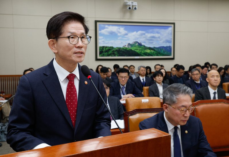 김문수 고용노동부 장관이 20일 서울 여의도 국회에서 열린 환경노동위원회 제422회국회(임시회) 제1차 전체회의에 출석해 직장 내 괴롭힘 관련 정부 대책을 발표하고 있다. 2025.2.20/뉴스1 ⓒ News1 안은나 기자