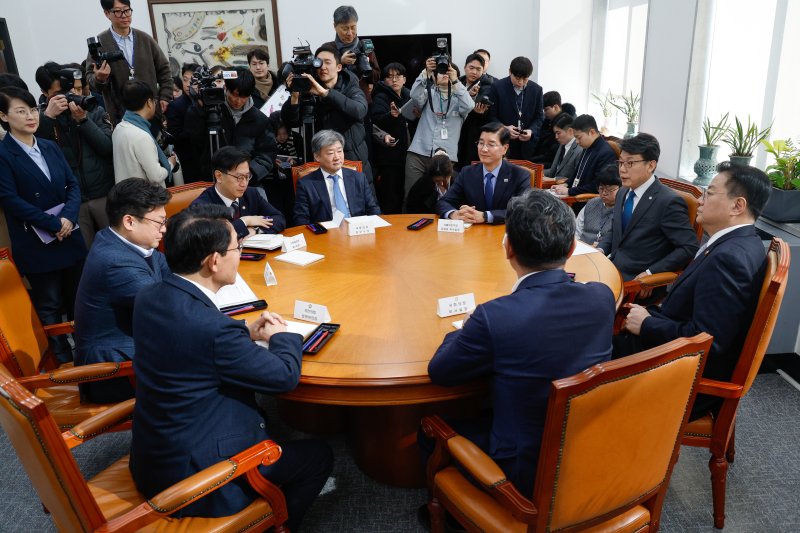4일 서울 여의도 국회에서 열린 여야정(국회·정부) 국정협의회 2차 실무협의에서 참석자들이 대화를 나누고 있다. 2025.2.4/뉴스1 ⓒ News1 안은나 기자