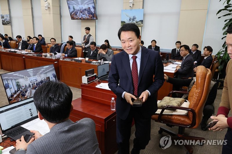 국방위 전체회의 정회하는 성일종 위원장 (출처=연합뉴스)
