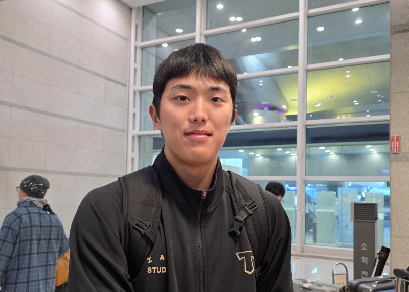 [인천공항=뉴시스] 김희준 기자 = KIA 타이거즈 이의리가 미국 캘리포니아주 어바인에서 진행된 1차 스프링캠프를 마치고 19일 인천공항을 통해 일시 귀국한 후 인터뷰를 하고 있다. 2025.02.19