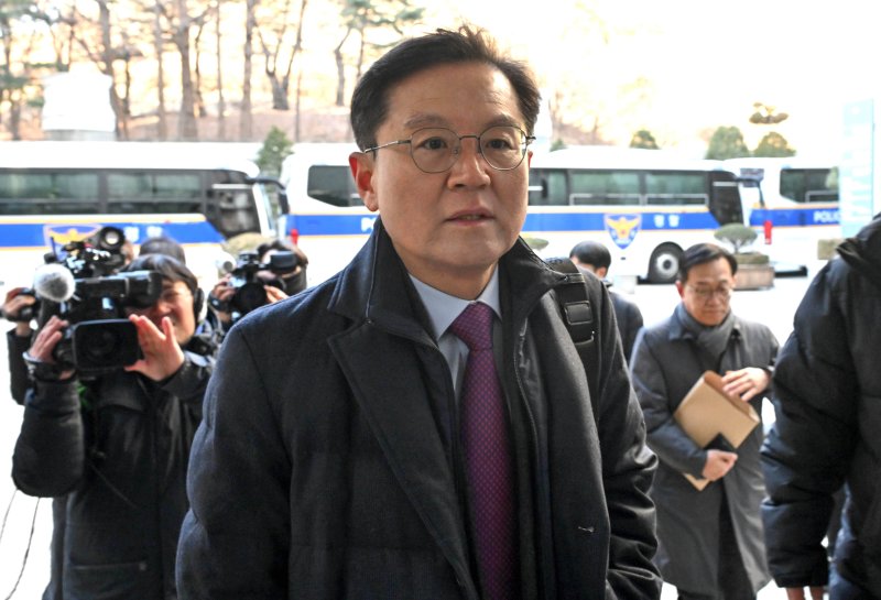 윤석열 대통령 측 변호인 윤갑근 변호사가 20일 오전 서울 서초구 서울중앙지법에서 열린 윤 대통령 형사재판 공판준비기일 및 구속 취소 청구 심문에 출석하고 있다. 2025.2.20/뉴스1 ⓒ News1 사진공동취재단