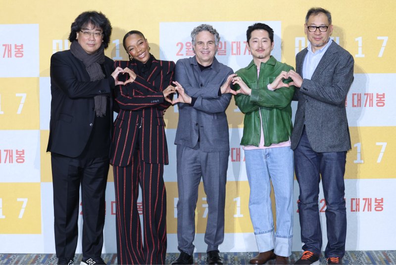 봉준호 감독(왼쪽부터)과 배우 나오미 애키, 마크 러팔로, 스티븐 연, 최두호 프로듀서가 20일 서울 강남구 코엑스 메가박스에서 열린 영화 '미키17'(감독 봉준호) 내한 기자간담회에 참석해 포즈를 취하고 있다. '미키17'은 위험한 일에 투입되는 소모품(익스펜더블)으로, 죽으면 다시 프린트되는 ‘미키’(로버트 패틴슨 분)가 17번째 죽음의 위기를 겪던 중, 그가 죽은 줄 알고 '미키 18'이 프린트되면서 벌어지는 예측불허의 이야기를 그린 작품이다. 2025.2.20/뉴스1 ⓒ News1 권현진 기자