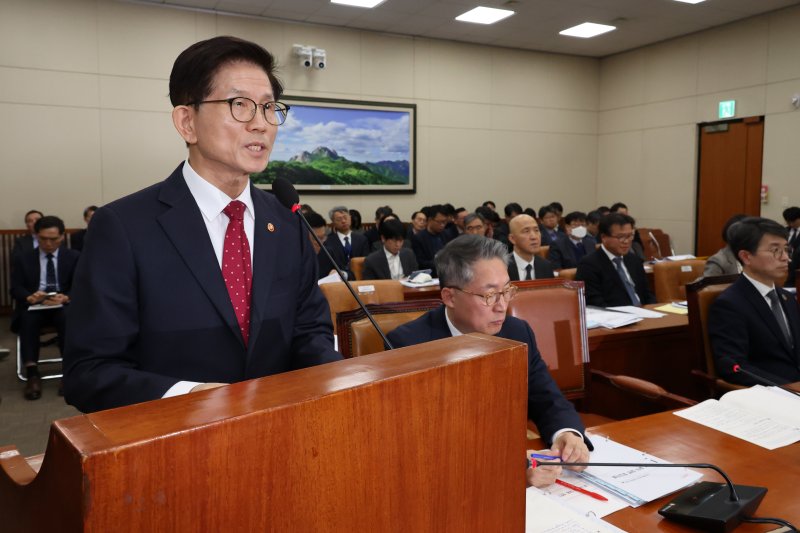 [서울=뉴시스] 조성우 기자 = 김문수 고용노동부 장관이 20일 오전 서울 여의도 국회에서 열린 환경노동위원회 전체회의에서 업무보고를 하고 있다. 2025.02.20. xconfind@newsis.com