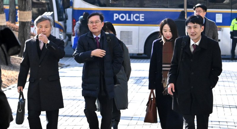 윤석열 대통령 측 변호인 윤갑근 변호사(왼쪽 두 번째)가 20일 오전 서울 서초구 서울중앙지법에서 열린 윤 대통령 형사재판 공판준비기일 및 구속 취소 청구 심문에 출석하고 있다. 서울중앙지법 형사합의25부(지귀연 부장판사)는 이날 내란 우두머리 혐의를 받는 윤 대통령의 1차 공판준비기일을 진행하며, 이번 기일에서는 윤 대통령 측이 청구한 구속 취소에 대한 심문도 함께 진행될 예정이다. 2025.2.20/뉴스1 ⓒ News1 사진공동취재단