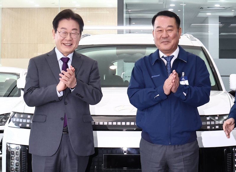 이재명 더불어민주당 대표가 20일 오전 충남 아산시 현대자동차 아산공장을 방문, 이동석 현대차 사장과 기념촬영을 하고 있다. 뉴스1