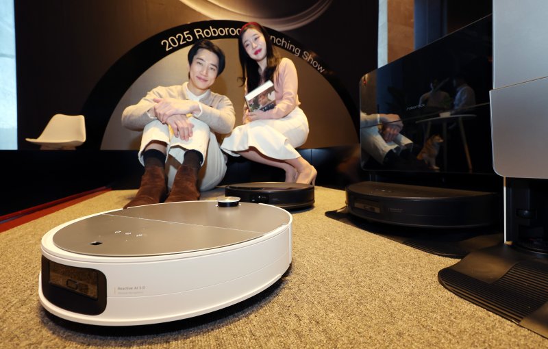 20일 오전 서울 강남구 그랜드 인터컨티넨탈 서울 파르나스 호텔에서 열린 '2025 로보락 신제품 론칭쇼'에서 신제품 로봇청소기 S9 맥스V 시리즈를 소개하고 있다. 이날 출시된 로봇청소기 S9 MaxV Ultra(S9 맥스V 울트라)와 S9 MaxV Slim(S9 맥스V 슬림)은 이전 모델 대비 청소 기능과 내비게이션 시스템, 본체 및 도크 기능이 전방위적으로 업그레이드됐다. 로봇청소기 외 신제품인 무선 습건식 청소기 F25는 조스크래퍼 기술로 머리카락 엉킴을 방지하고 물자국 없이 깔끔한 청소가 가능한 것이 특징이다. 2025.2