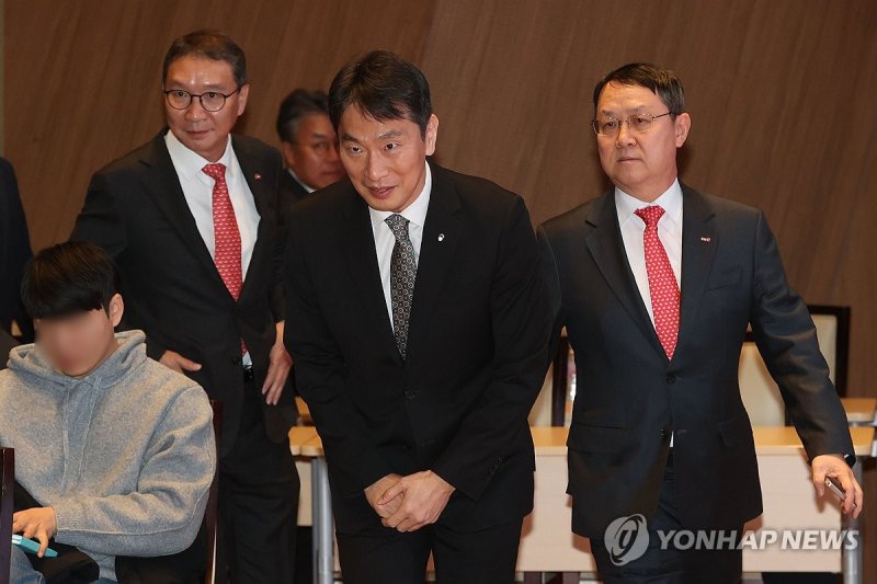 입장하는 이복현 금감원장 (출처=연합뉴스)